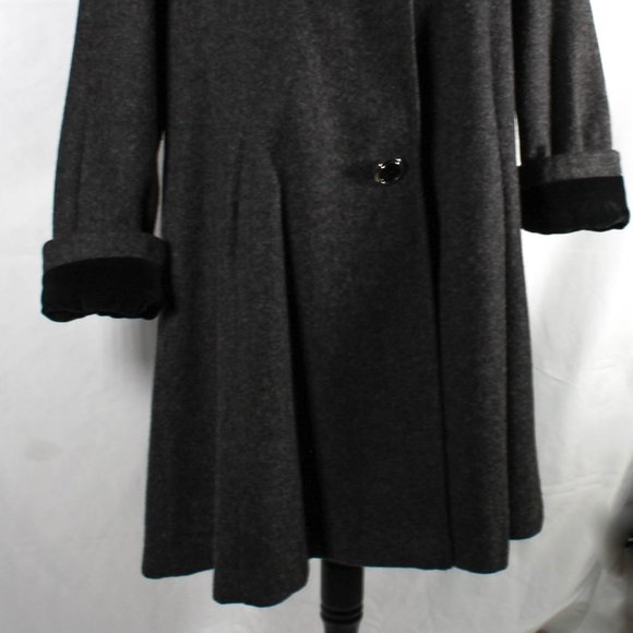 Classic New York Streetstyle Dark Gray Wool Overcoat with Velveteen Trim - Picture 5 of 8